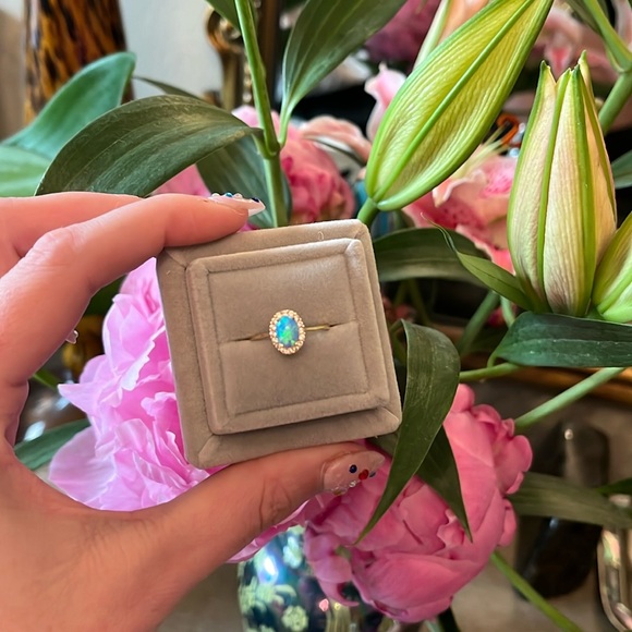 Diamond and opal gold ring - Picture 3 of 12